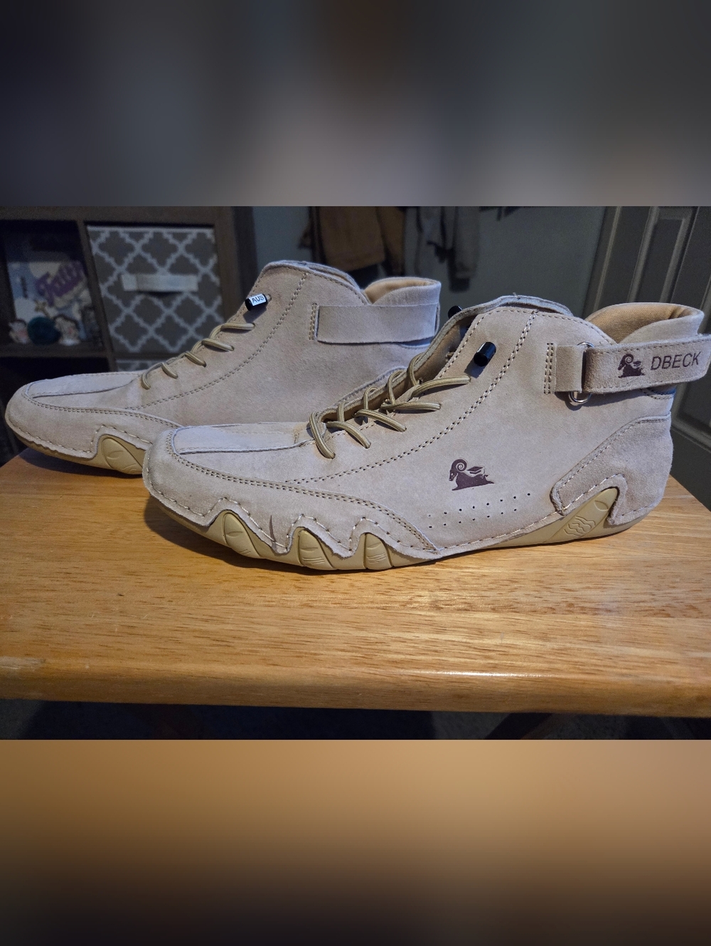 NWT D. Beck Men's Unisex EUR 43 Suede Chukka Boots in Light Taupe